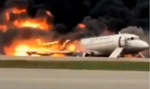 VIDEO Avion în flăcări pe principalul aeroport din Moscova; mai mulți morți și răniți