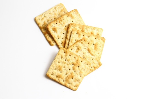 Demonstrație ANPC pentru dublul standard la alimente: a comparat biscuiții și cornurile vândute în România cu cele din Franța