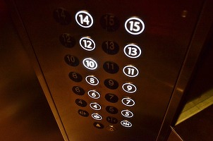 Lift prăbușit cu mai mulți polițiști. Aproape 70% din lifturile montate în blocuri și instituții au depășit și de 3 ori maximul duratei normale de funcționare