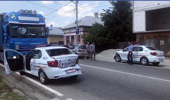 Trei mașini noi de poliție, avariate într-un accident rutier. Cu girofarurile pornite, au forțat coloana și s-au lovit una de alta