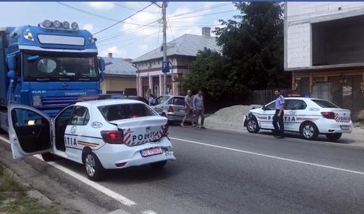 Trei mașini noi de poliție, avariate într-un accident rutier. Cu girofarurile pornite, au forțat coloana și s-au lovit una de alta