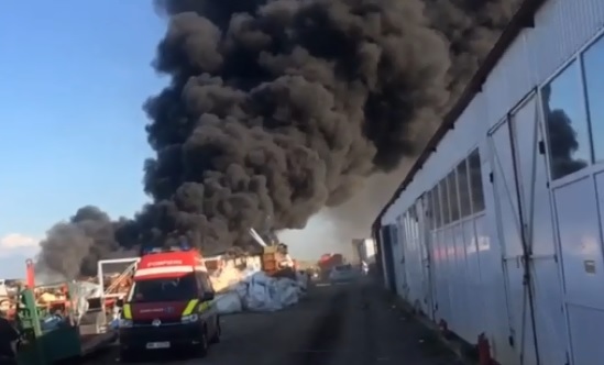 FOTO Incendiu puternic la un depozit de deșeuri, mase plastice și hârtie, cu degajări mari de fum. ISU a activat Ro-Alert