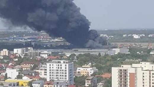 ULTIMA ORĂ VIDEO Incendiu în nordul Capitalei. Arde în întregime o hală