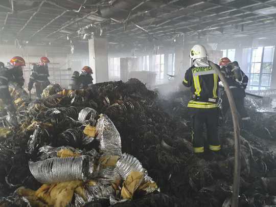 FOTO Incendiu la o clădire de birouri în construcție