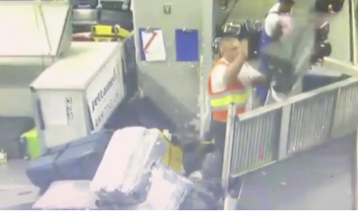 VIDEO Cum sunt aruncate bagajele la aeroport. Ministrul Transporturilor atacă firma de handling Globeground: Să vadă tot poporul!