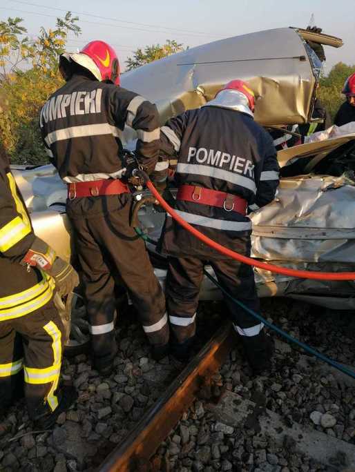 VIDEO Două persoane au murit după ce mașina lor a fost lovită de un tren, în județul Dâmboviața. Traficul feroviar este oprit
