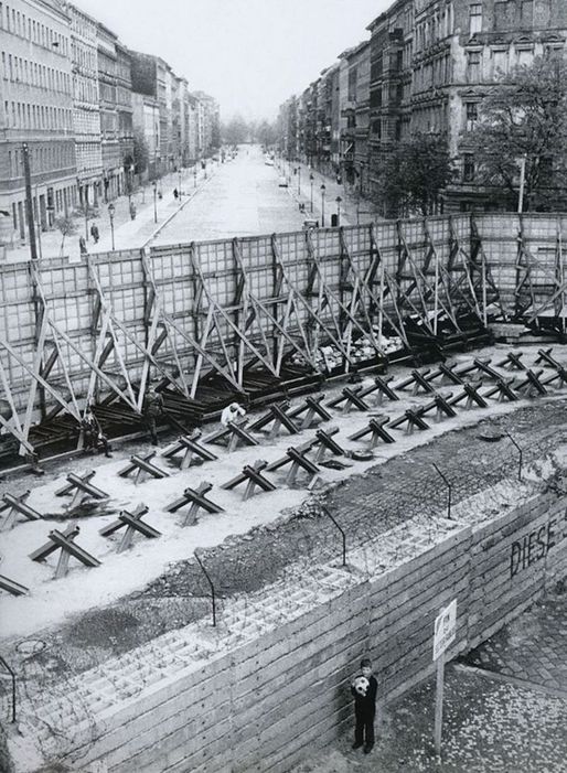 Trei decenii de la căderea Zidului Berlinului: Democrația trebuie apărată în continuare. Evenimentul istoric nu a marcat „finalul istoriei”