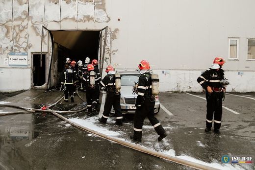 Incendiu la mall, în Capitală. Persoane evacuate din Sun Plaza, după ce focul a izbucnit în parcarea subterană
