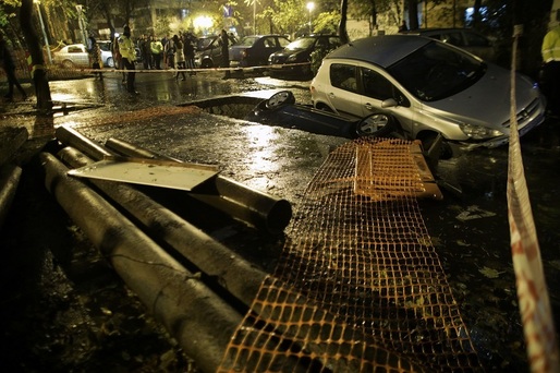 FOTO Incident spectaculos în Capitală: Două mașini au căzut într-un șanț săpat de RADET