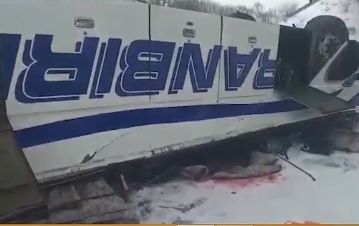 FOTO Rusia: Un autobuz cu 40 de pasageri la bord a căzut într-un râu