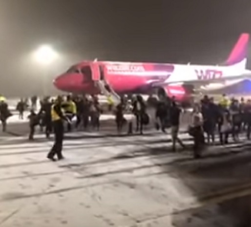 VIDEO Incendiu într-un avion Wizz-Air cu români la bord, pasageri debarcați pe tobogane