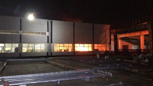 ISU - Incendiu major, cu degajări mari de fum, la Fabrica Electromontaj din Capitală. Pericol de explozie