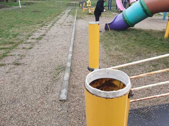 FOTO ANPC a găsit nereguli la locuri de joacă amenajate în două parcuri din București. Spațiile erau deteriorate, murdare sau fuseseră făcute improvizații care putea în pericol siguranța copiilor