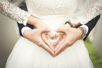 Vești bune pentru cei care se căsătoresc: Căsătoria va fi posibilă și în grădini publice, parcuri, muzee. Mai trebuie să vrea și primarul