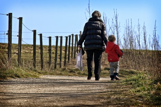 ULTIMA ORĂ Iohannis a semnat - Părinții vor putea sta cu copiii acasă cât timp școlile sunt închise. Zilele libere, plătite și decontate de la buget