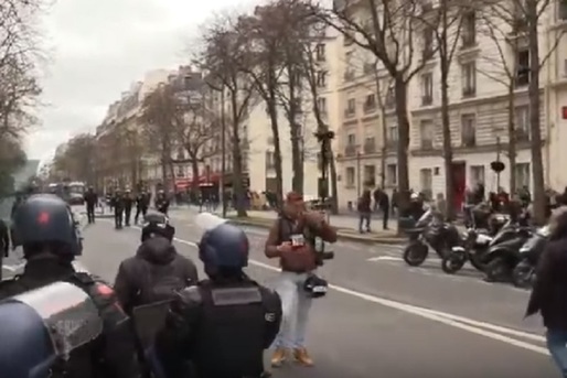 VIDEO „Vestele Galbene” sfidează interdicțiile, mii de polițiști în centrul Parisului