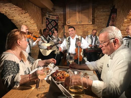 EXCLUSIV Proprietarii de restaurante se reprofilează după ce Guvernul le-a închis localurile. Mircea Dinescu intră pe nișa de livrări și le va trimite pachete clienților. Cu tot cu lăutari purtând măști medicale