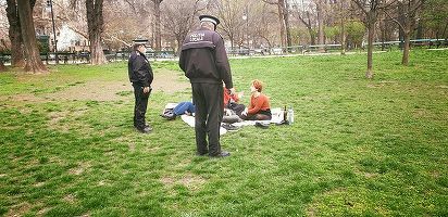 GALERIE FOTO Poliția - „Când #staiacasă rămâne doar la nivelul de hashtag. Păcat! :( ”. Românii, în parcuri