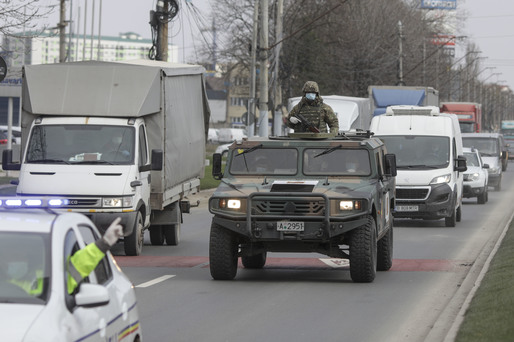 GALERIE FOTO Au început controale pe timp de zi. Armata, pe străzi