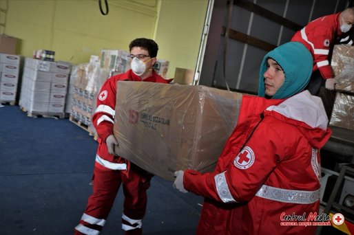 Crucea Roșie a cumpărat 1 milion de măști de protecție din donații de la 6 companii energetice și o instituție de control. Cine va beneficia de ele