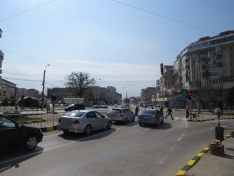 Populația clachează și începe să iasă din case. Un investitor afirmă că blocarea economiei este exagerată, iar consemnarea românilor - nefirească. Prelungirea restricțiilor vine cu riscuri