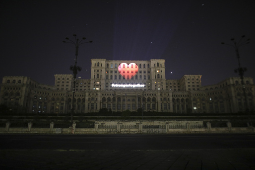 GALERIE FOTO Mesaje de susținere proiectate pe fațada Parlamentului, în noapte