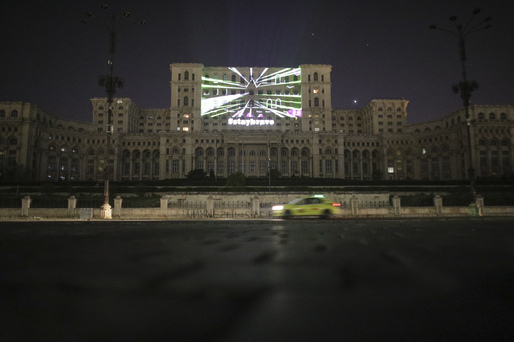 GALERIE FOTO Mesaje de susținere proiectate pe fațada Parlamentului, în noapte