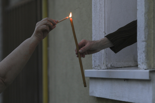 GALERIE FOTO România, de Paști - Lumină prin fereastră și preoți cu măști