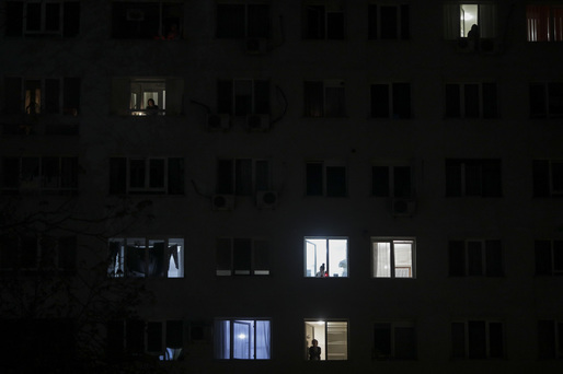 GALERIE FOTO România, de Paști - Lumină prin fereastră și preoți cu măști