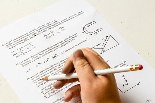 Studenți - puși să jure că nu vor copia la examenele online