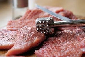 28 de români de la o fabrică de prelucrare a cărnii din Olanda, depistați cu coronavirus și plasați în carantină pe o navă
