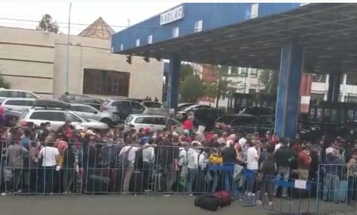 Aglomerația se menține în Vama Nădlac, unde se așteaptă patru ore la intrarea în țară