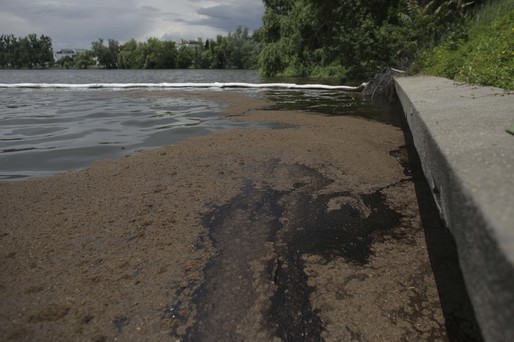 GALERIE FOTO Poluare pe râul Colentina - acumularea Băneasa - ”Apele Române”: Vor fi montate în continuare baraje absorbante