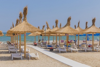 FOTO Plaja din Mamaia, luată cu asalt de turiști și constănțeni. Hotelierii se așteptau la o avalanșă de rezervări, dar nu a fost așa