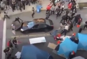 SUA - Proteste George Floyd: Un bărbat intră cu mașina în manifestanți și împușcă o persoană