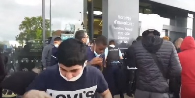 VIDEO Spray cu piper și încăierări între vânătorii de chilipiruri la deschiderea unui magazin în Franța