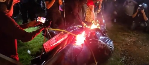 VIDEO Manifestanții antirasism au demolat și incendiat singura statuie a unui general confederal de la Washington