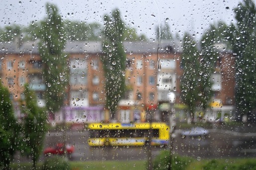 Cod galben și portocaliu de ploi torențiale, descărcări electrice și vijelii, până duminică, în cea mai mare parte a țării