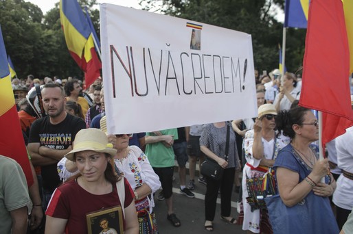 GALERIE FOTO Protest fără măști de protecție în fața Guvernului, față de ”dictatura sanitară”