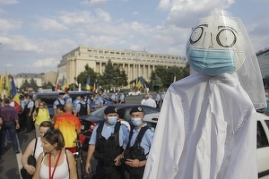 GALERIE FOTO Protest fără măști de protecție în fața Guvernului, față de ”dictatura sanitară”