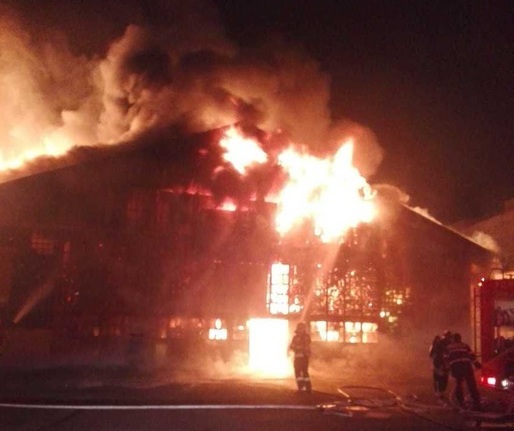 FOTO Incendiu puternic la hala agroalimentară din Piața Cetate din Oradea