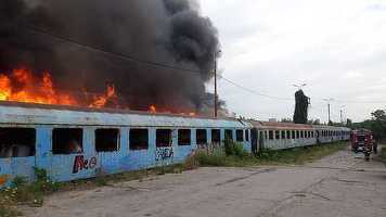 FOTO Incendiu la mai multe vagoane de tren, în zona Calea Giulești din București; arderea este generalizată și se degajă foarte mult fum