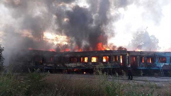 FOTO Incendiu la mai multe vagoane de tren, în zona Calea Giulești din București; arderea este generalizată și se degajă foarte mult fum