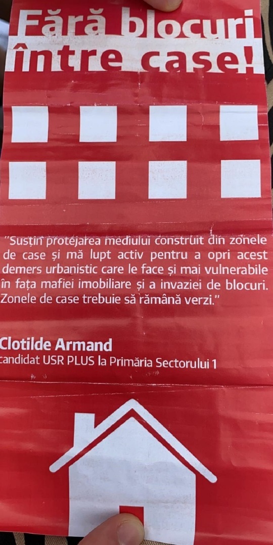FOTO Pliante care avertizează că PUZ Sector 1 e o amenințare pentru cartierele de case, conținând și o declarație a lui Clotilde Armand în sprijinul acestei idei, distribuite în sectorul 1 / Primarul Dan Tudorache: E o mare minciună