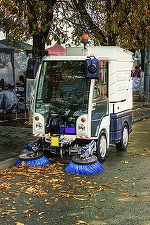 Operatorii de salubrizare, obligați să spele străzile în zona centrală a Capitalei minimum o dată pe zi