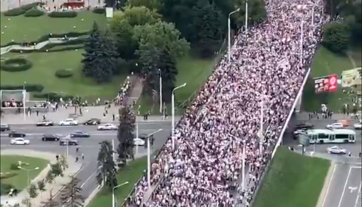 VIDEO Zeci de mii de oameni protestează din nou la Minsk