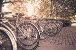 DECIZIE Toate clădirile publice, școlile, piețele, stațiile CFR - obligate să aibă parcare pentru biciclete. Amenzi în caz contrar