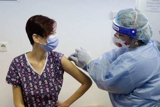 VIDEO&FOTO A început vaccinarea anti-COVID în România. Prima persoană vaccinată 