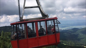 Prahova: Mii de turiști au urcat pe pârtiile de altitudine din Sinaia; cozi mari la instalațiile pe cablu
