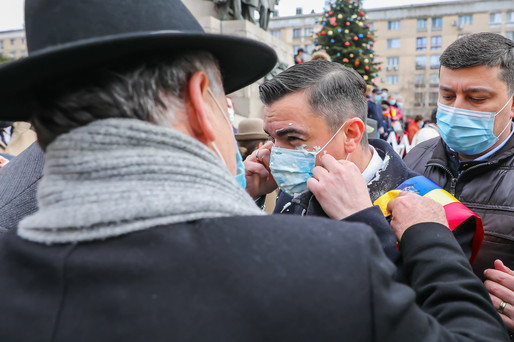 GALERIE FOTO Primarul din Iași, atacat și stropit de un protestatar cu iaurt